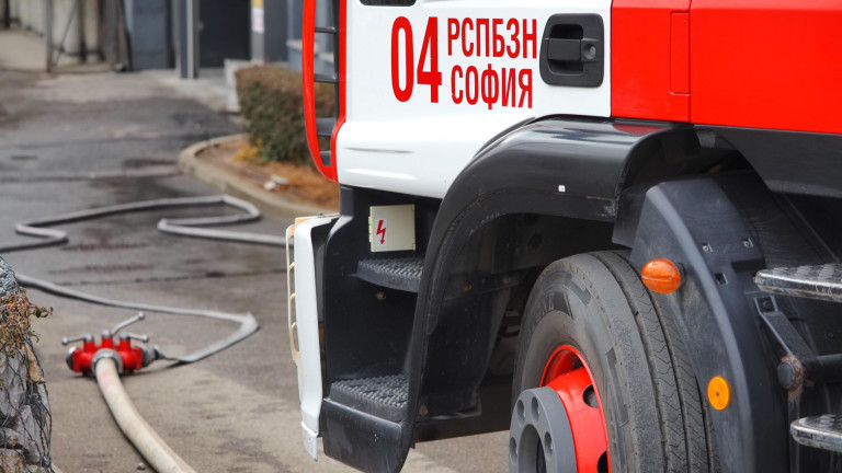 Горят коли пред хотел в Свети Влас